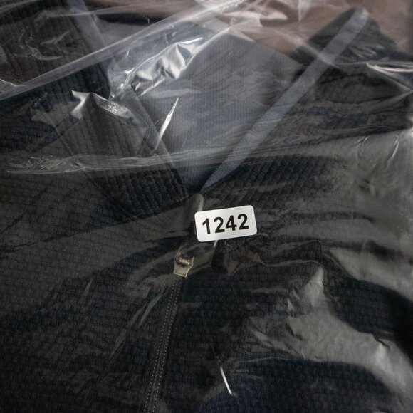 Nike ACG Two Tone Sphere Quarter Zip Sleeveless Tee - Picture 8 of 8